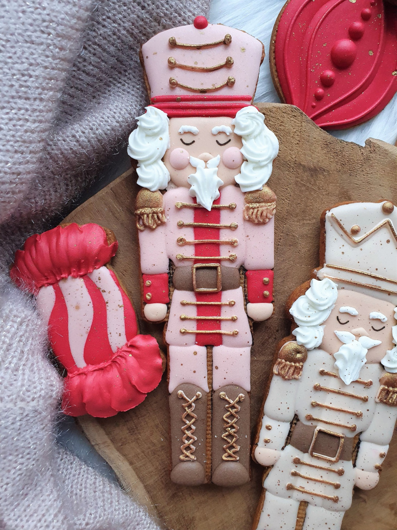 PIERNICZEK DZIADEK DO ORZECHÓW RÓŻOWY W PUDEŁKU